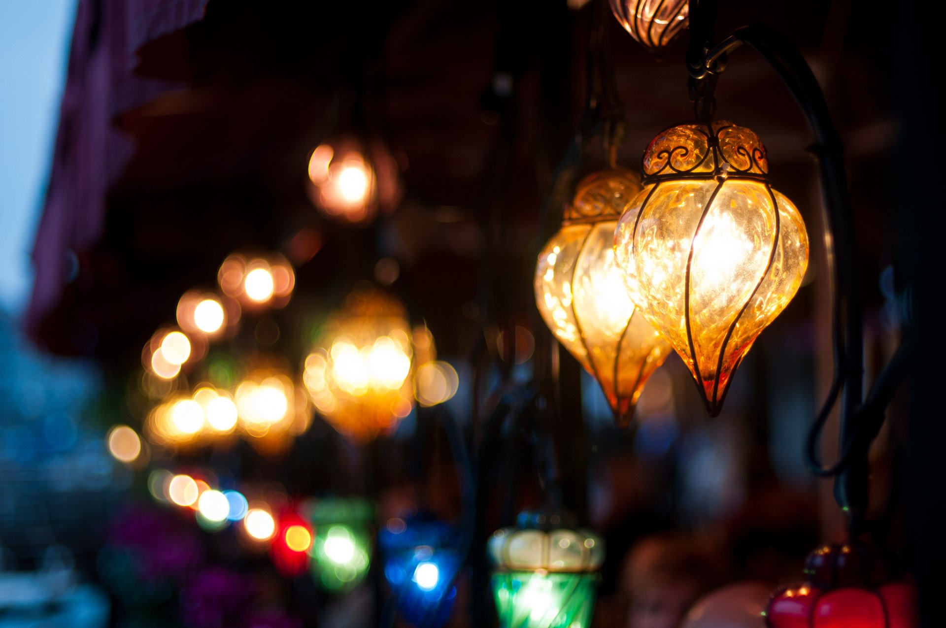 lanternes lumière jaune verre rue ville soirée