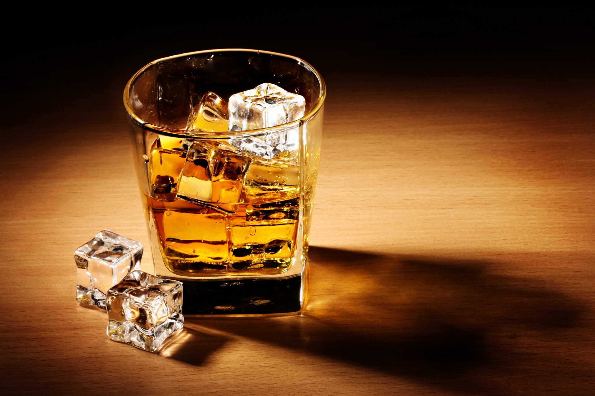 whisky trinken alkohol eis würfel glas tisch schatten