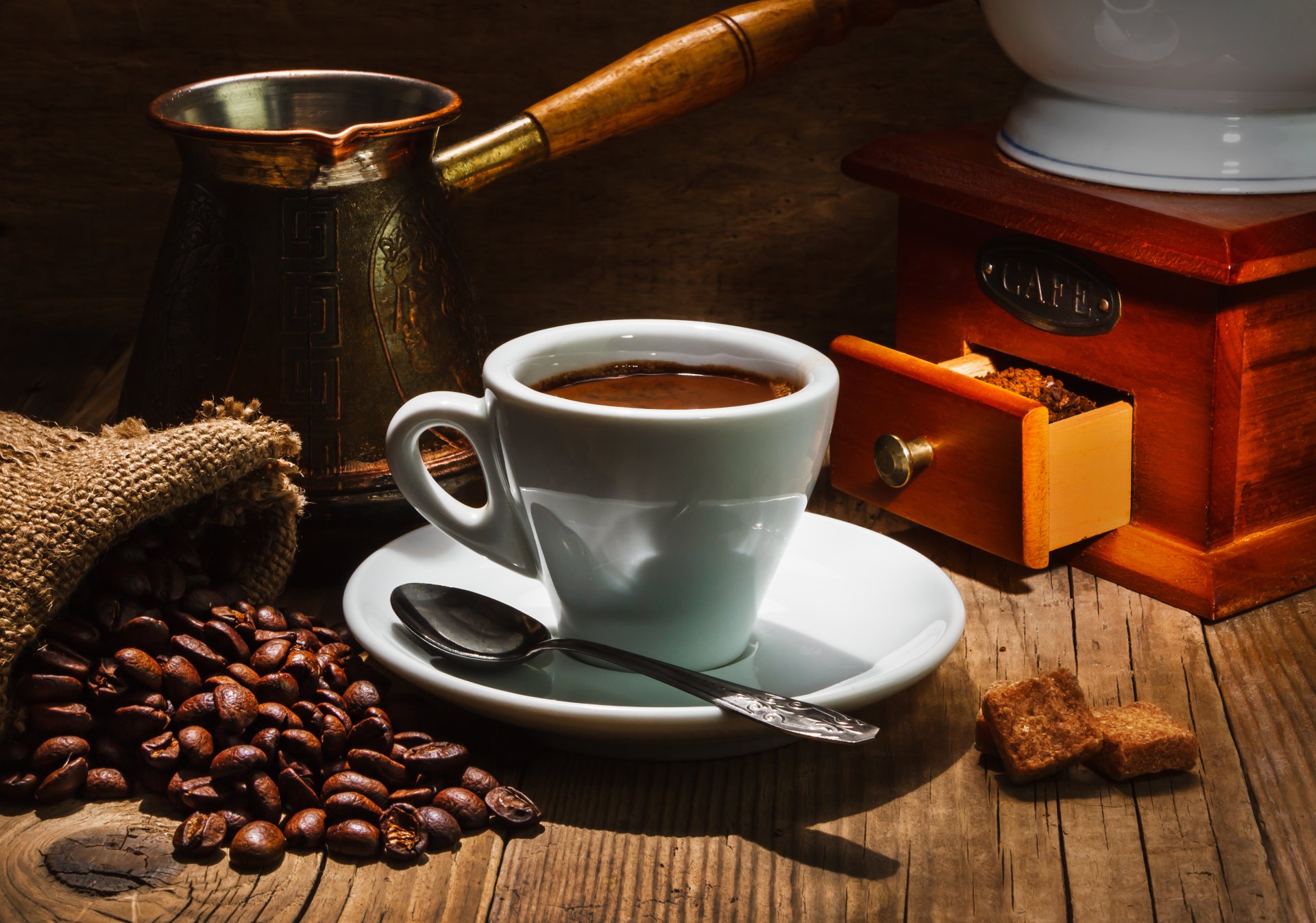 caffè tazza piattino cucchiaio turco sacchetto cassetto tavolo