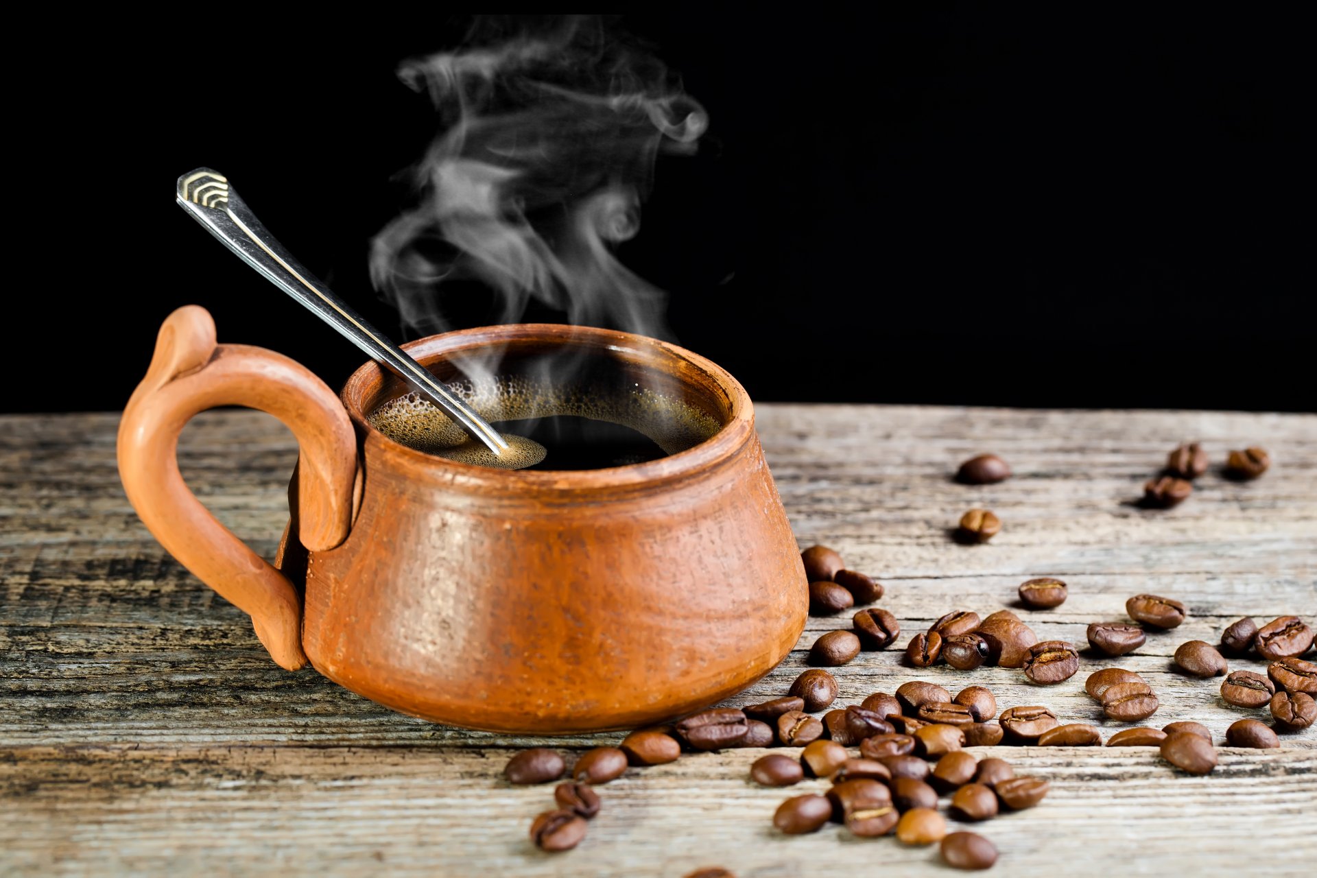 caffè cucchiaio tazza vapore grano tavolo legno sfondo nero