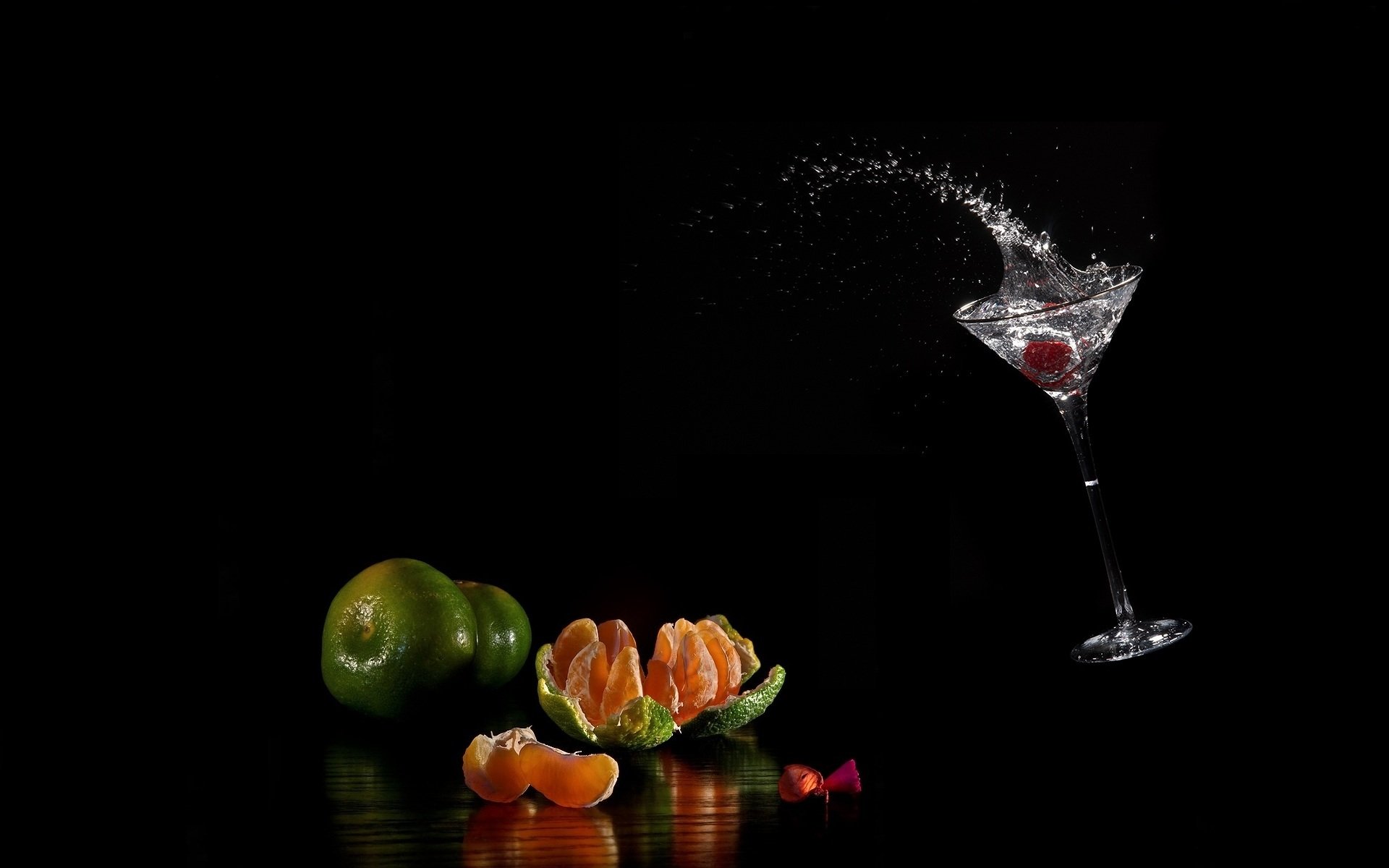 fondo copa de vino agua gotas líquido salpicaduras mandarina naranja piel gajos comida