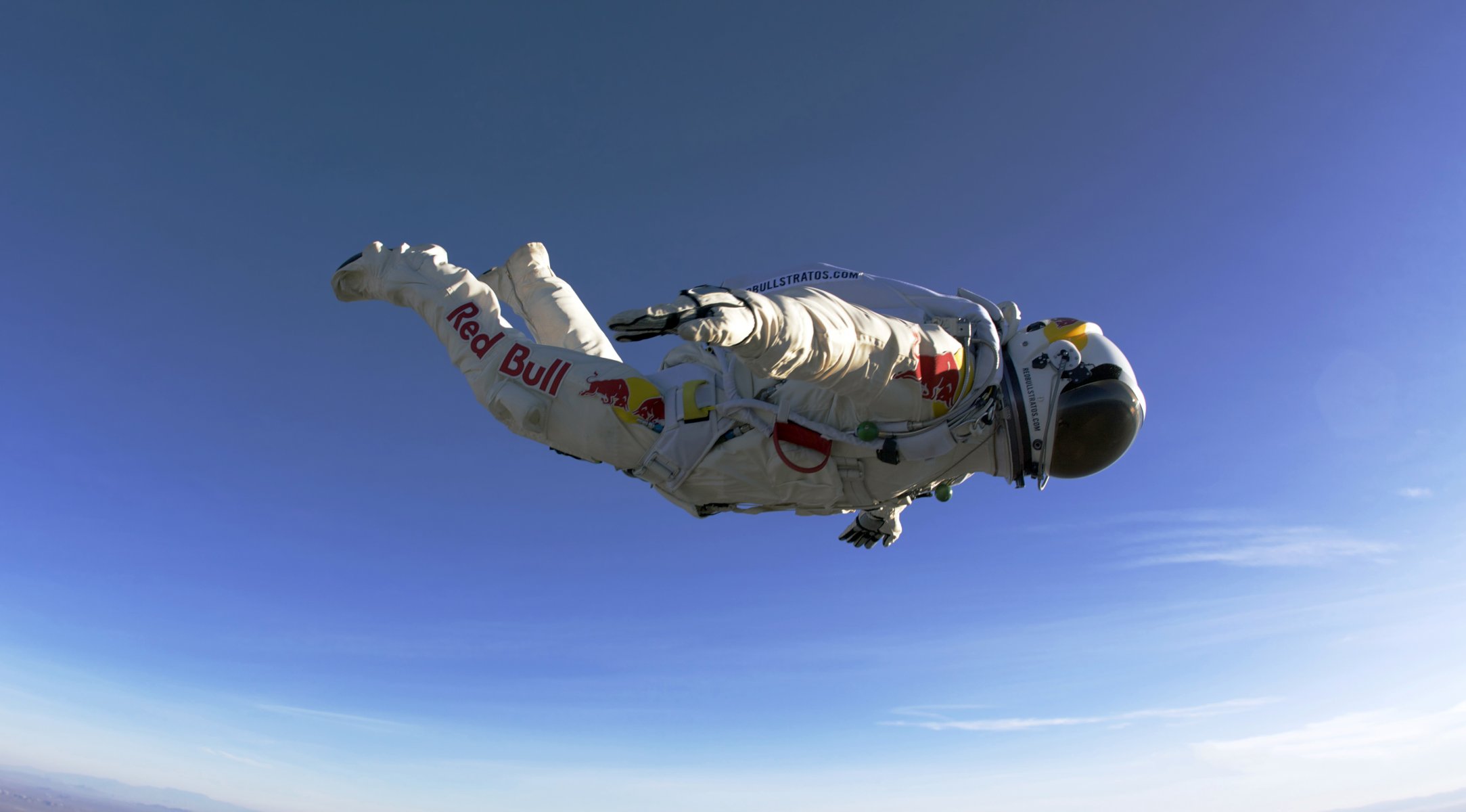 fallschirmspringer felix baumgartner springen fliegen raumanzug