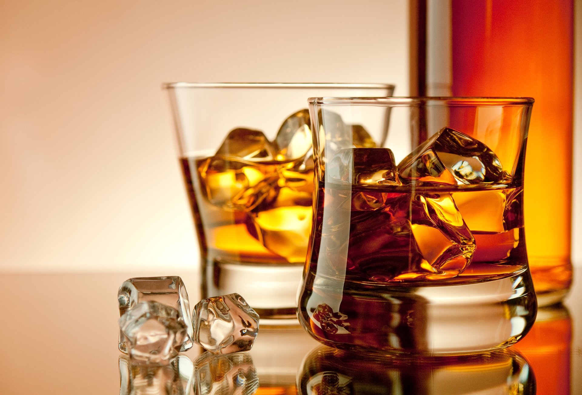 whisky bevanda alcool bicchieri bottiglia ghiaccio cubetti