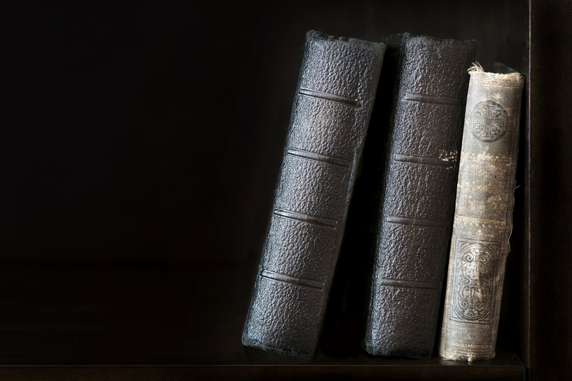 libros viejos estante fondo negro