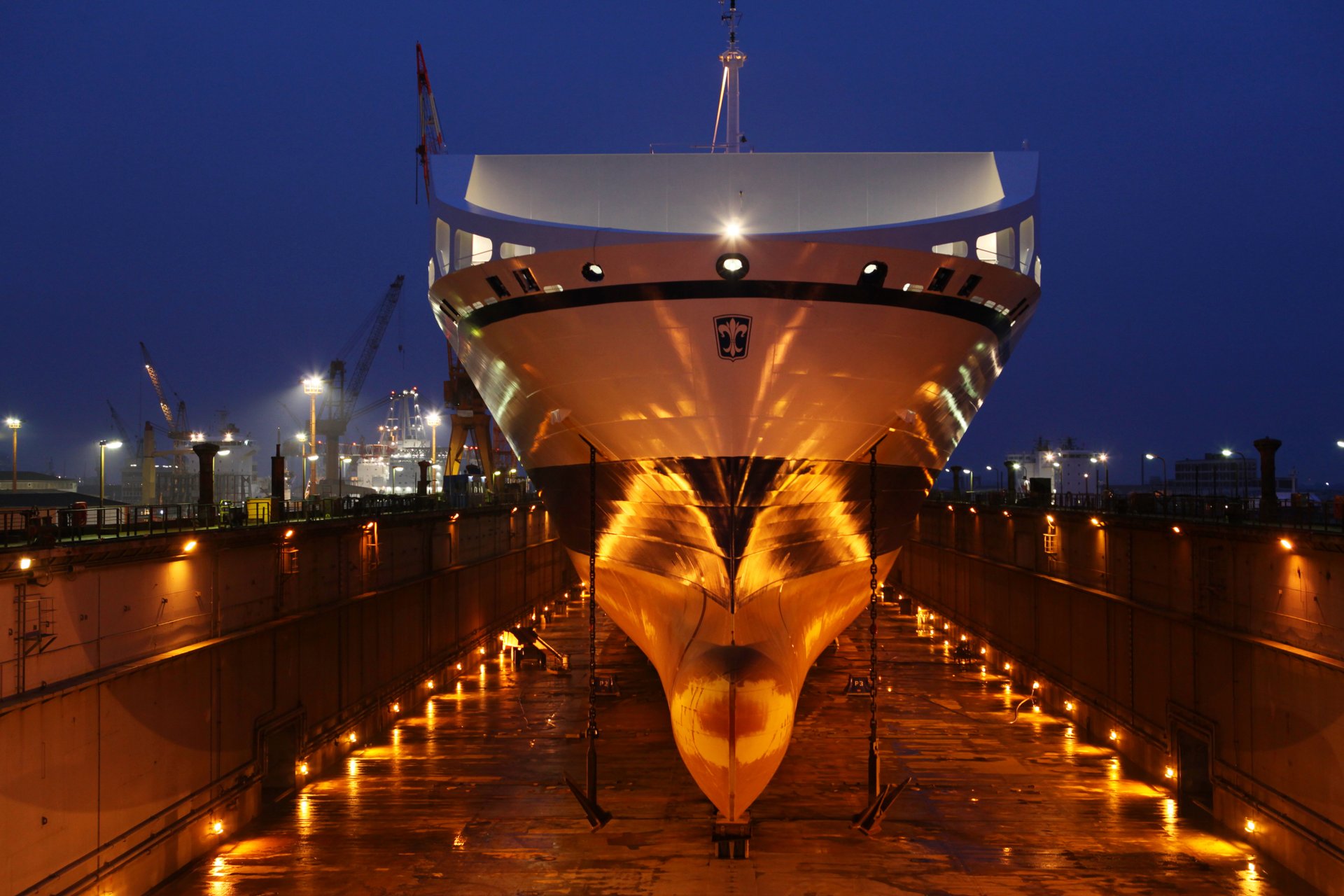 diametro mare nave bacino di carenaggio luci ancore nave bacino notte porto proiettori