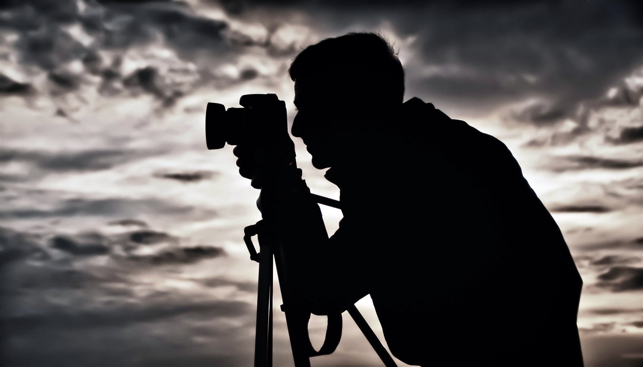 homme silhouette photographe trépied appareil photo fond ciel nuages