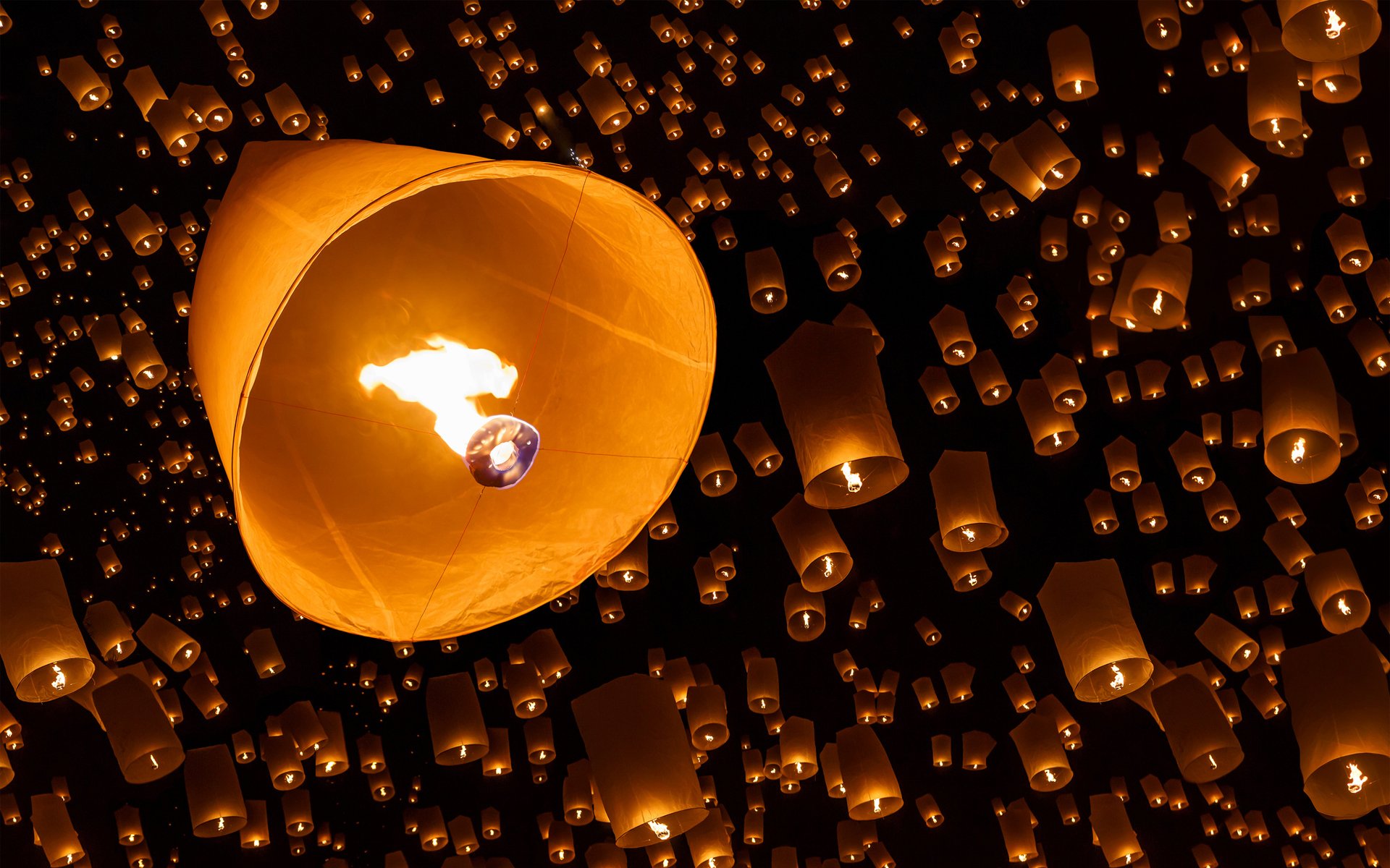 nacht himmel himmelslaternen feuer viel