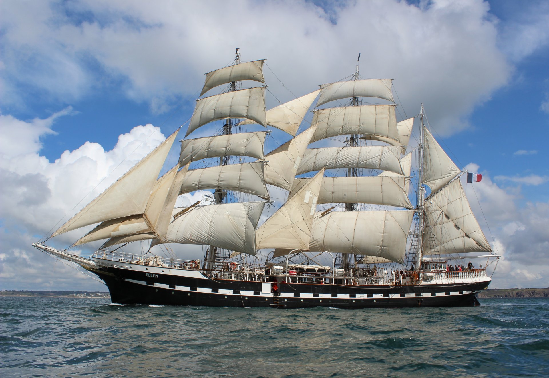 mer vagues militaire voilier belém france gréement mât voile flottant drapeau