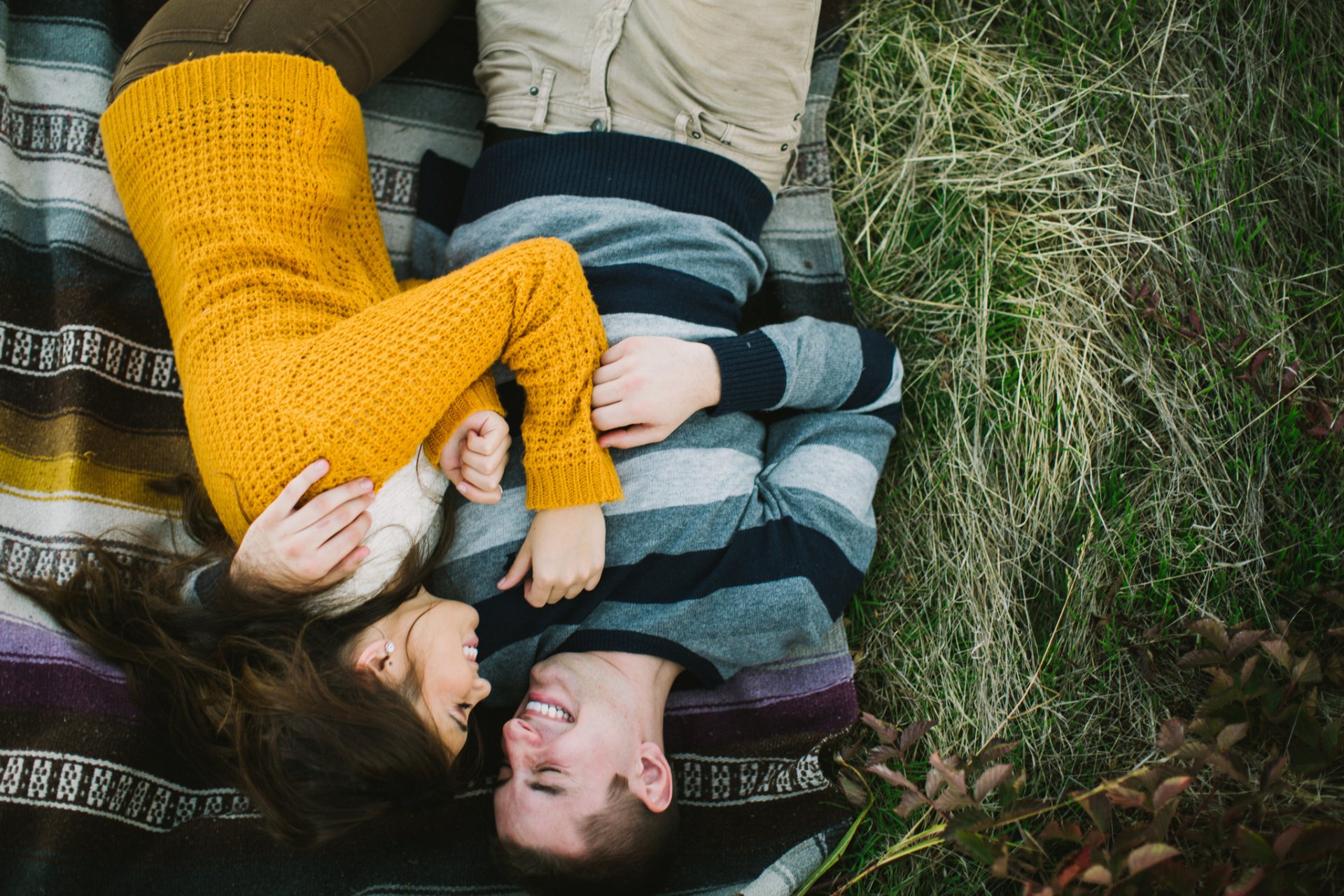 divers fille brunette rire sourire joie bonheur homme petit ami brune couple amour amoureux feuilles nature fond d écran grand écran plein écran fond d écran hd