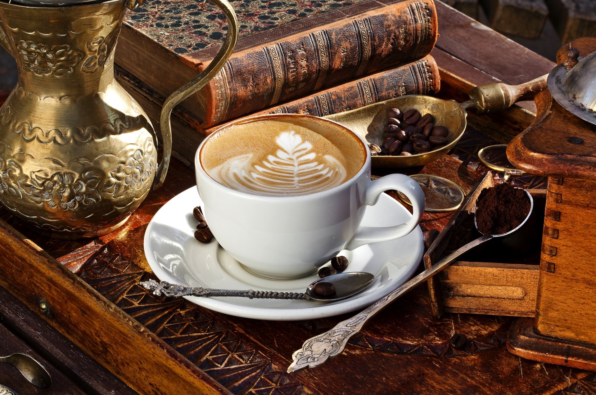 cappuccino chicchi di caffè macinato tazza piattino bere schiuma modello latte art spatola cucchiai armadietto libro