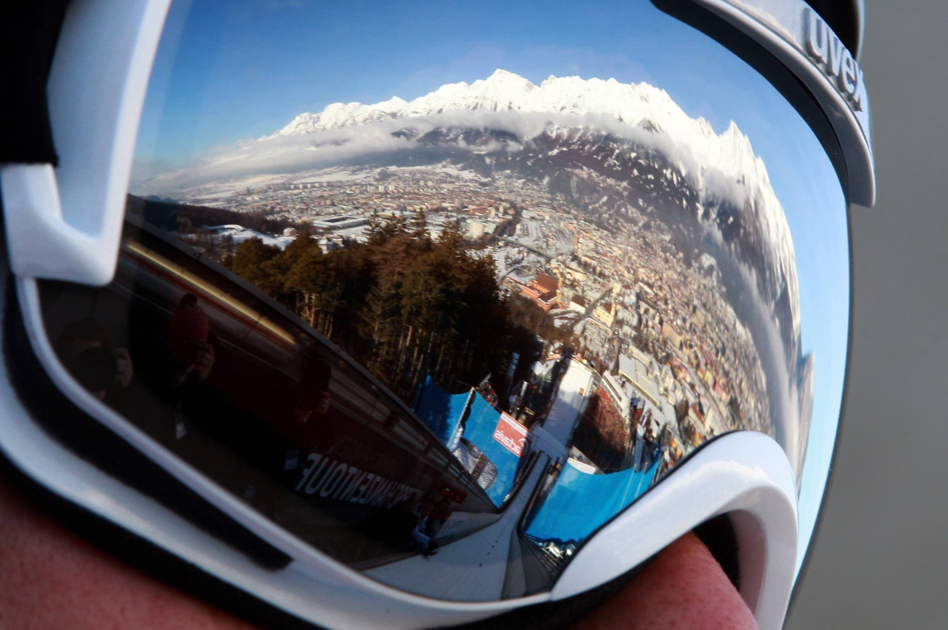 lunettes réflexion tremplin innsbruck autriche alpes montagnes