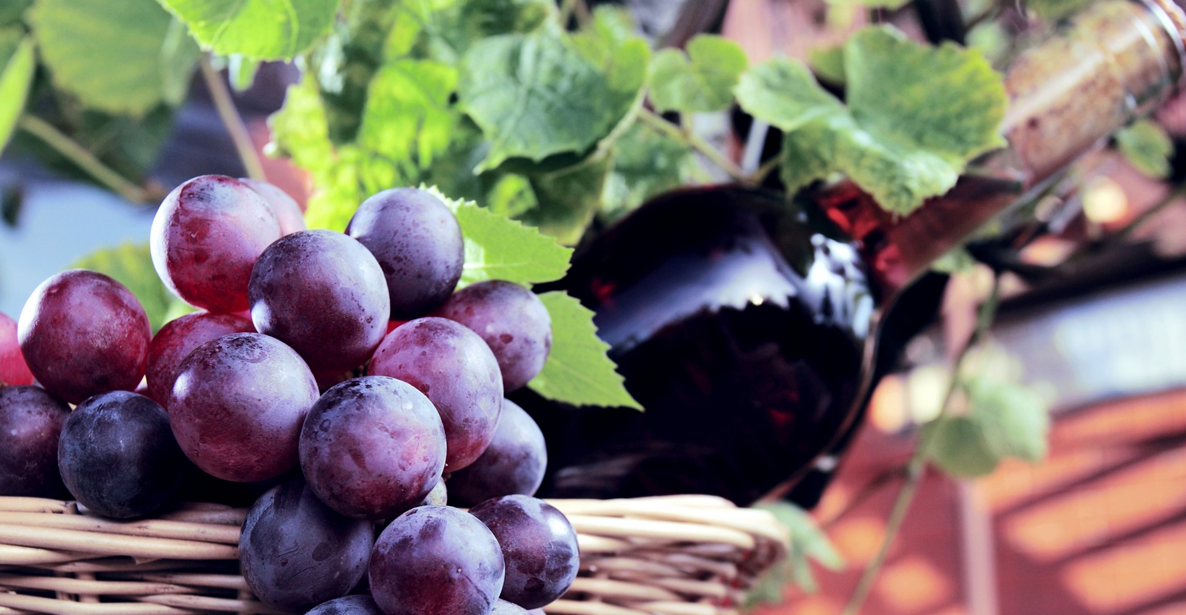 trauben beeren bündel korb flasche wein