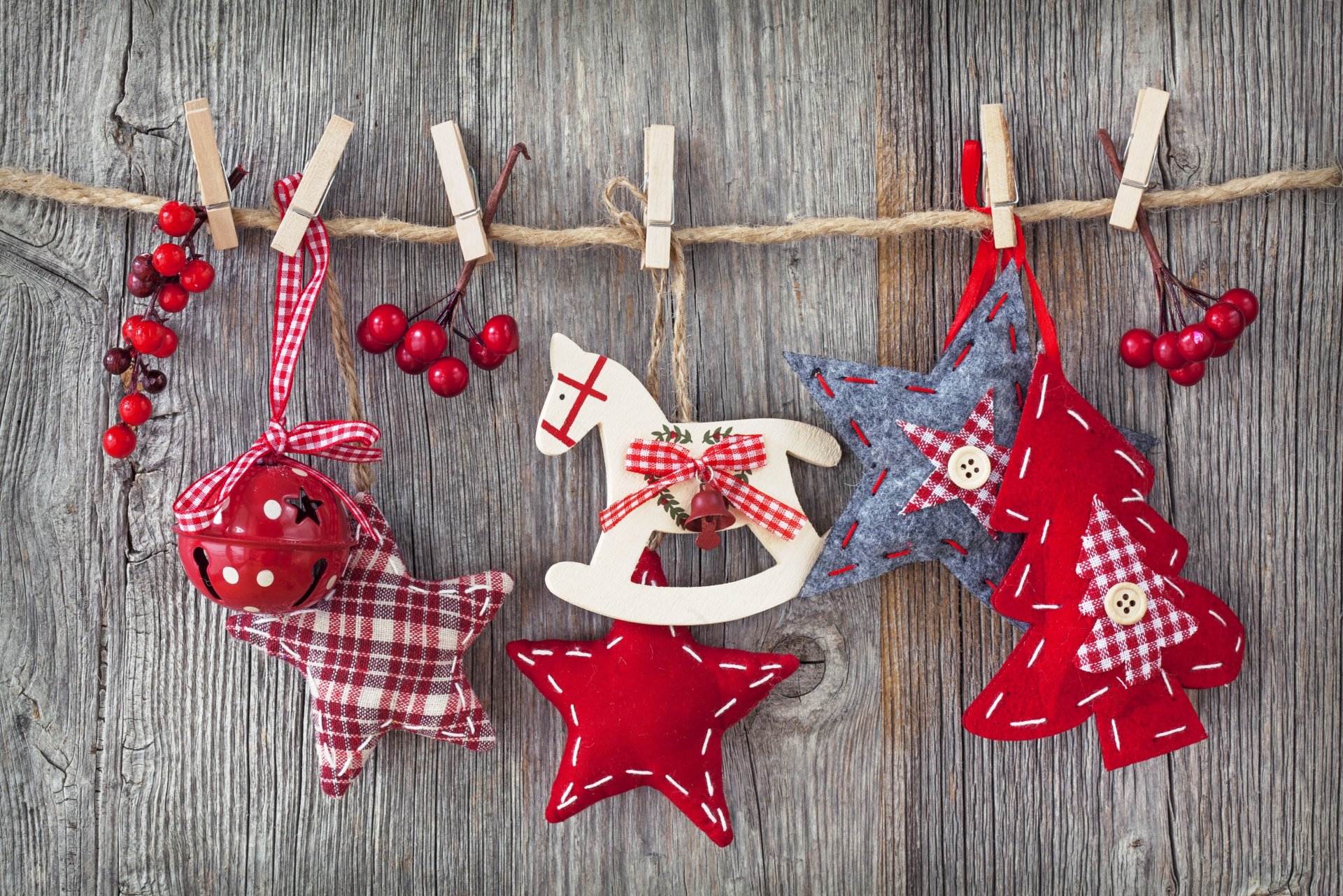 tela figuras juguetes madera estrellas árbol de navidad botones pinzas para la ropa cuerdas tablas campana acebo acebo vacaciones navidad invierno