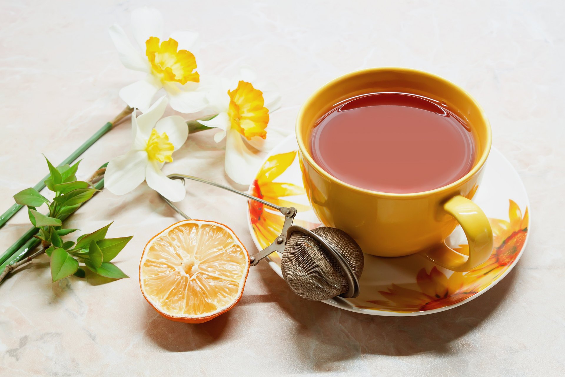 tavolo piattino tazza tè bevanda maglia arancia fiori