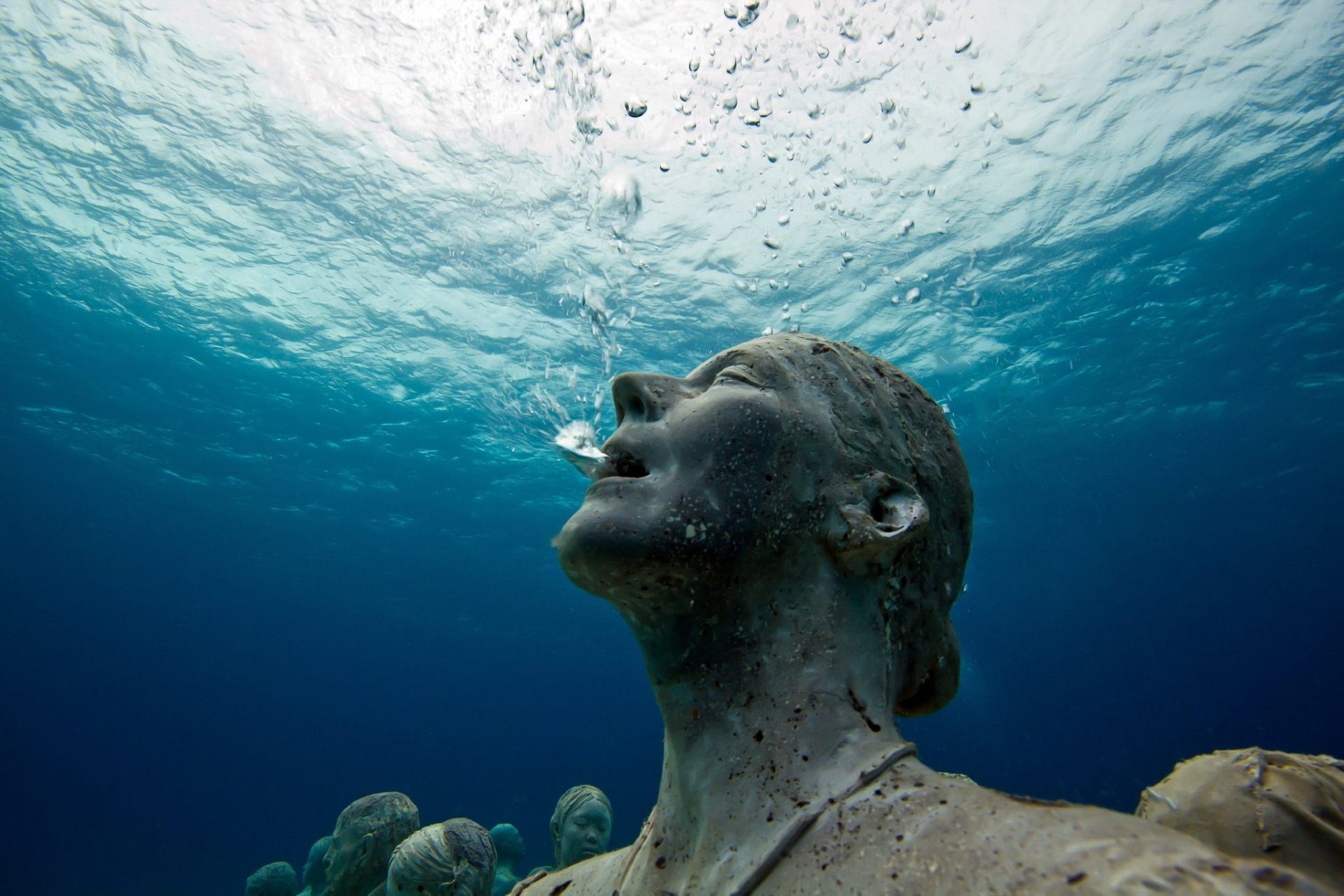 park of underwater sculptures underwater sculpture breathing jason decaires taylor weeping angel