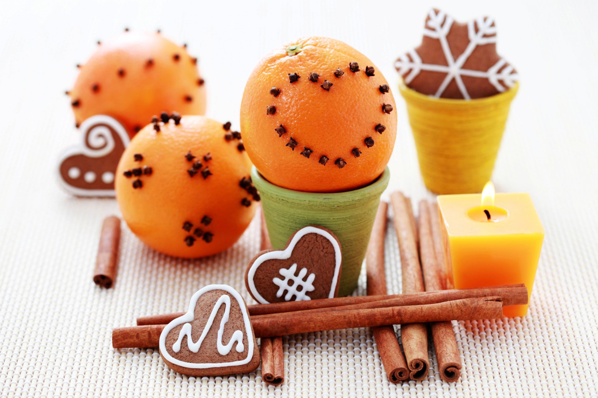 naranjas clavo de olor canela galletas año nuevo velas vacaciones año nuevo navidad