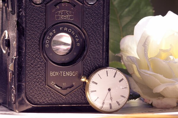 Foto von Retro-Kamera und Taschenuhr