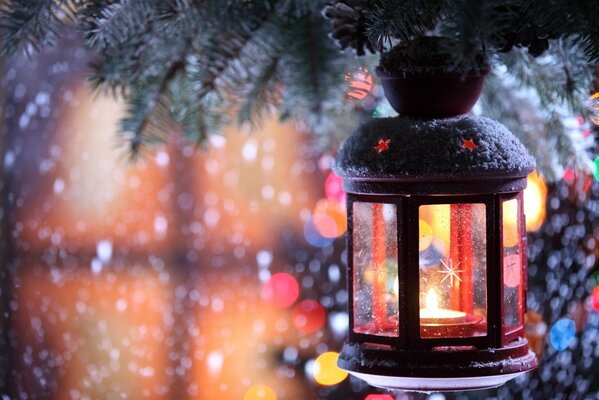 Año nuevo fonoarik en una rama de árbol de Navidad