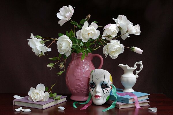 Stillleben mit Vase mit Küken Maske und Büchern