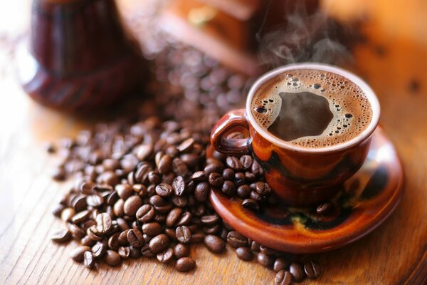 Caffè caldo con schiuma in tazza su piattino