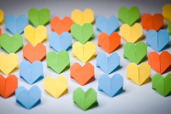 Mehrfarbige Herzen aus Papier geschnitten