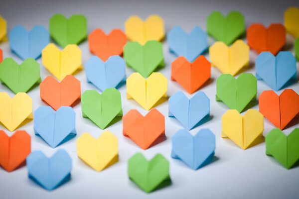 Coeurs multicolores découpés dans du papier