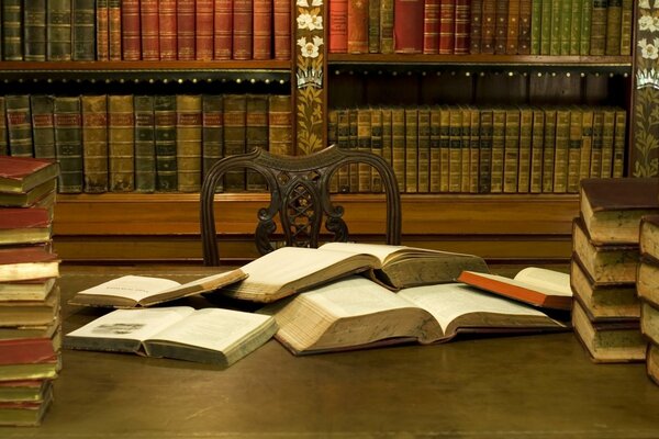 Stare ciekawe książki w bibliotece na półkach