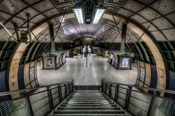 Die Treppe hinunter in der Londoner U-Bahn