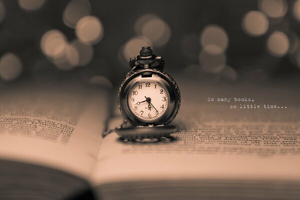Карманные часы лежат на книге