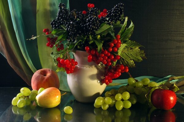 Натюрморт вазы с ягодамм и фруктами