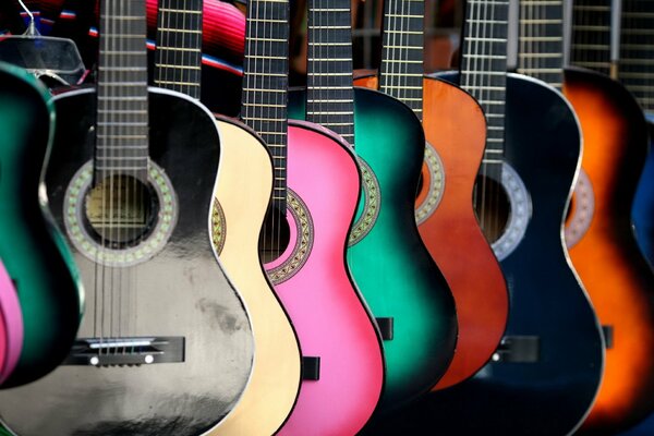 Muchas guitarras de colores en el fondo