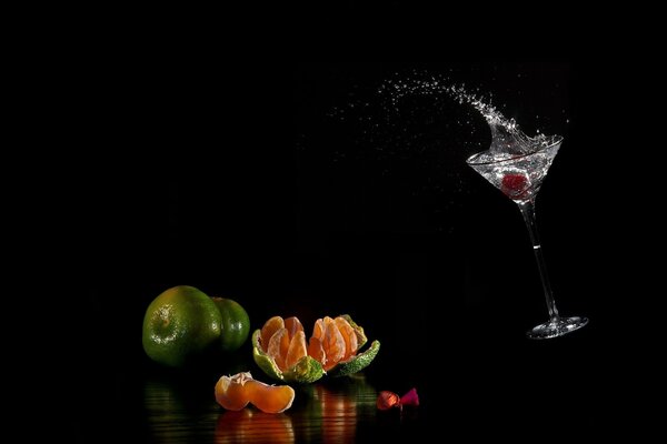 Tisch mit Obst und einem Martini-Glas