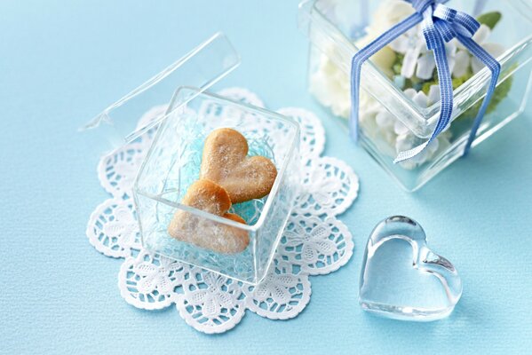 Biscotti a forma di cuore in una scatola trasparente