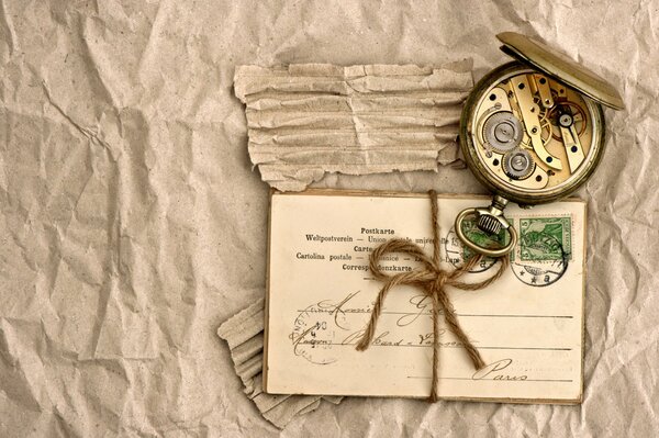 Vintage mechanische Uhr und Brief mit Briefmarken