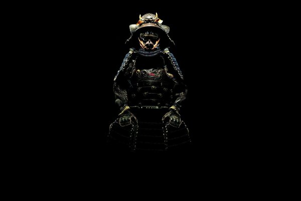 Costume de samouraï rougeoyant sur fond noir