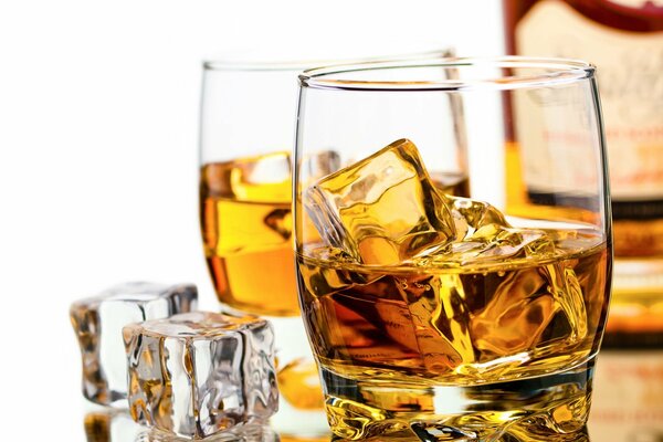 Due bicchieri di whisky americano con ghiaccio