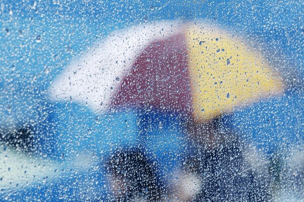 Wie schön das Wasser über den Regenschirm hinuntergeht