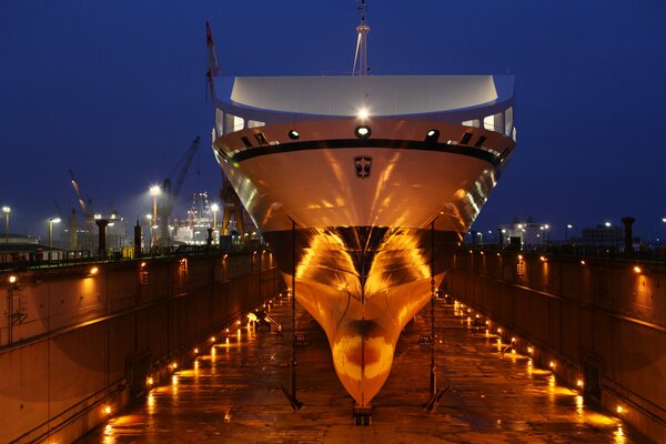 The passenger ship turned on the searchlights