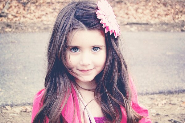 Hermosa niña con una flor en la cabeza