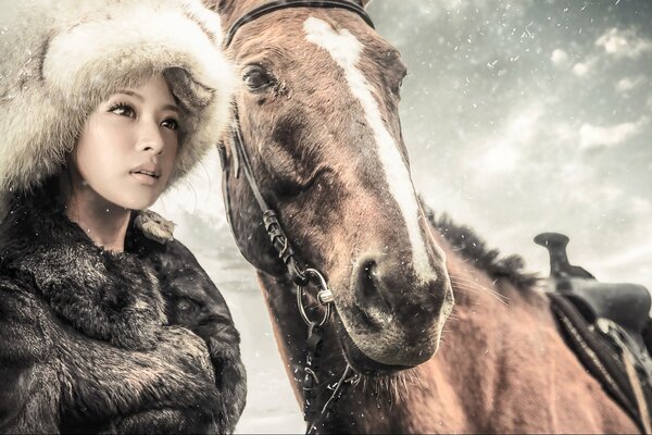 Una chica con un abrigo de piel y un sombrero con un caballo