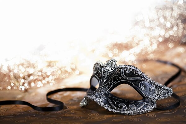 Masque de carnaval noir et blanc en paillettes d or