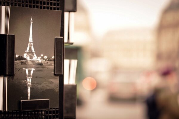 Imagen de la torre Eiffel sobre un fondo borroso