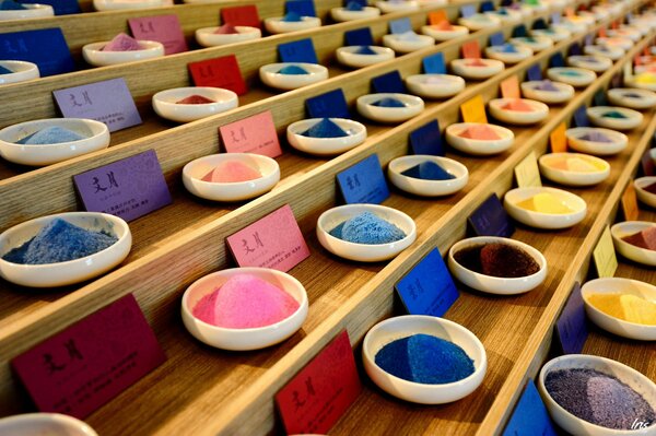 Bowls with different multicolored sands