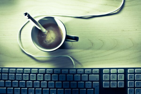 Tastatur und Kaffee Wallpaper auf dem Desktop