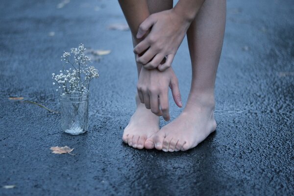 Mains et pieds sur l asphalte mouillé