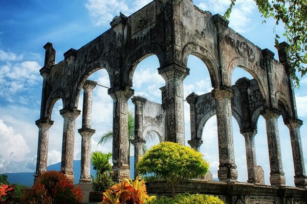 Ruines antiques de Pau au milieu d une belle nature