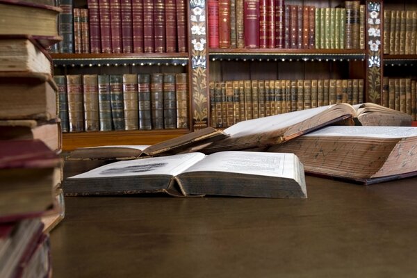 Los libros están en la mesa de la biblioteca