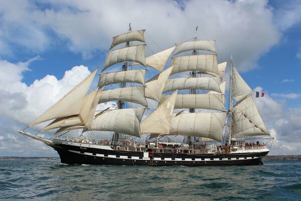 Bild ein Schiff mit Segeln schwimmt auf dem Meer