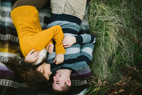 Beau couple se trouvent dans la nature. Fond d écran HD plein écran