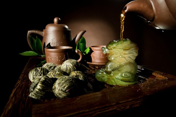 Chińska zielona herbata wlewa się do czajnika Smoka